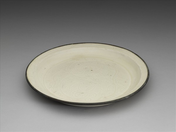 定窯 白瓷劃花牡丹紋盤