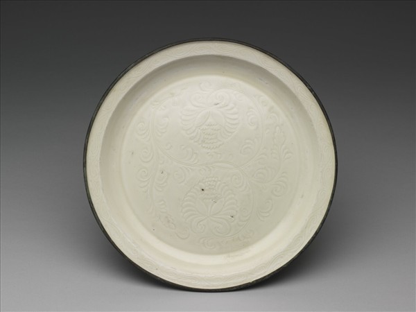 定窯 白瓷劃花牡丹紋盤