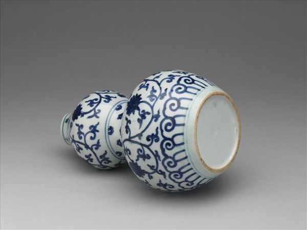 青花纏枝番蓮紋葫蘆瓶