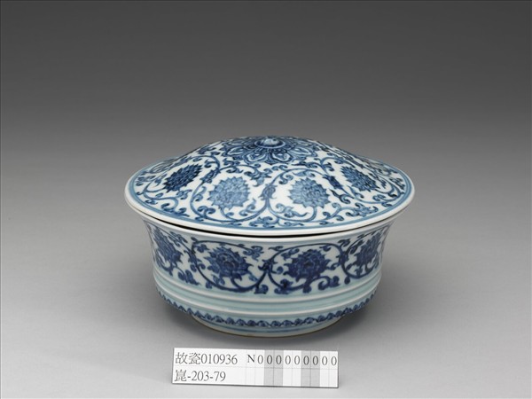 青花纏枝蓮紋合碗