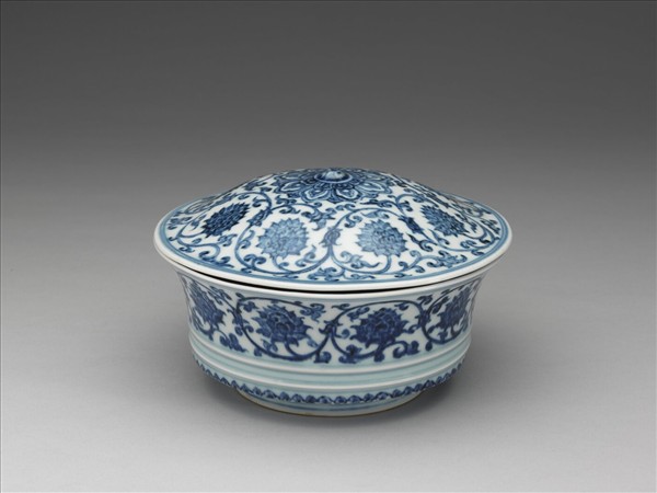 青花纏枝蓮紋合碗