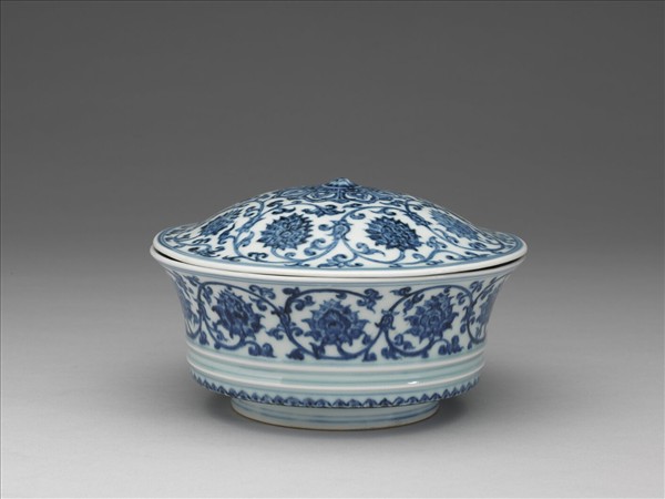 青花纏枝蓮紋合碗