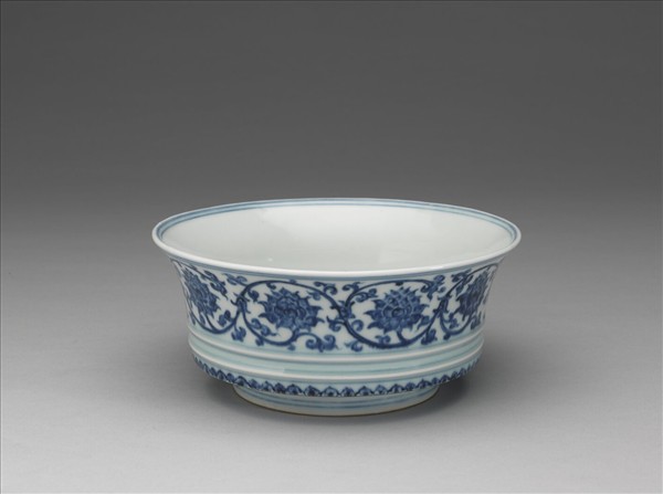 青花纏枝蓮紋合碗