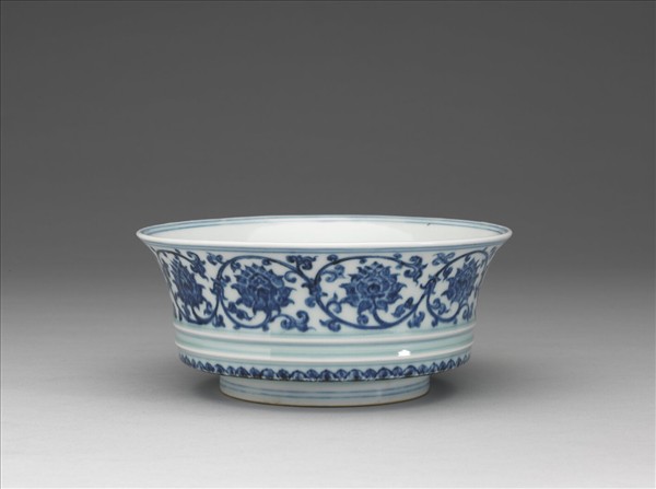 青花纏枝蓮紋合碗