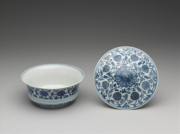 青花纏枝蓮紋合碗