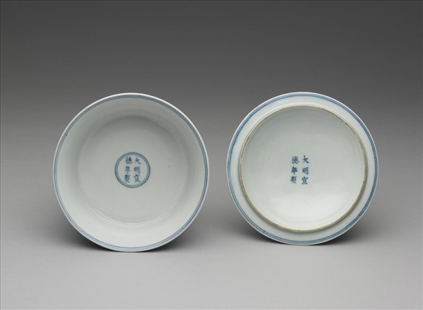 青花纏枝蓮紋合碗