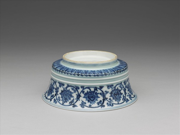 青花纏枝蓮紋合碗