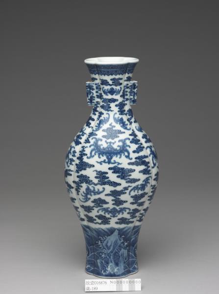 青花雲蝠海棠式貫耳瓶