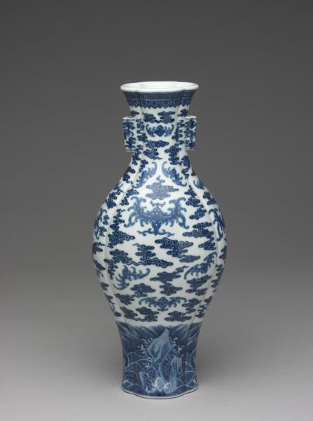 青花雲蝠海棠式貫耳瓶