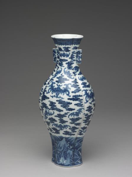 青花雲蝠海棠式貫耳瓶