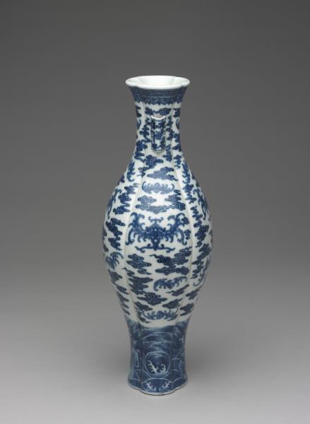 青花雲蝠海棠式貫耳瓶