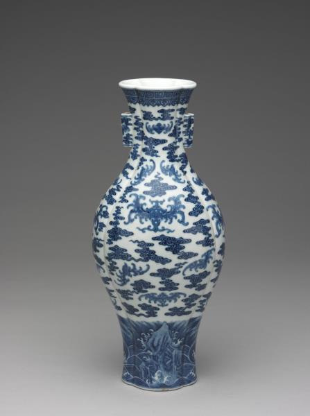 青花雲蝠海棠式貫耳瓶