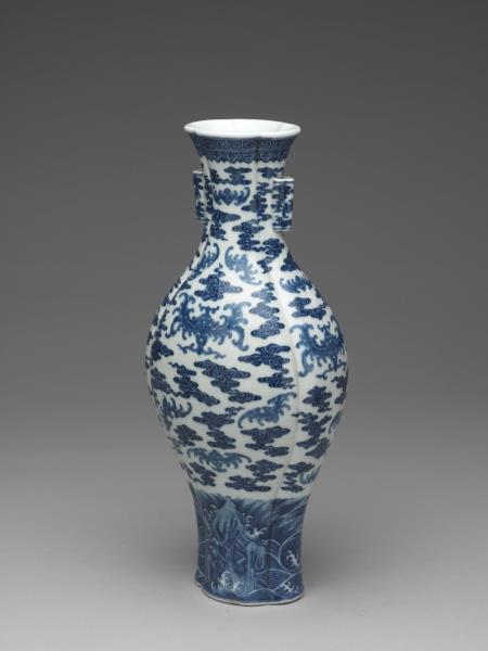 青花雲蝠海棠式貫耳瓶