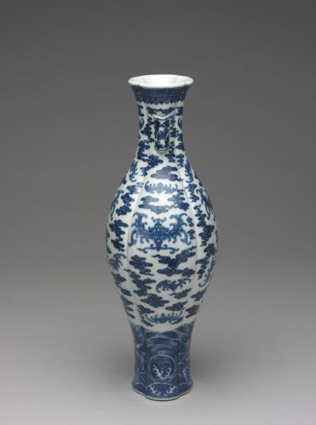 青花雲蝠海棠式貫耳瓶