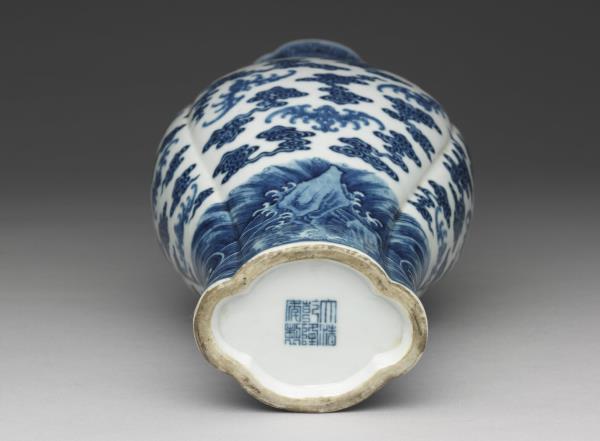 青花雲蝠海棠式貫耳瓶