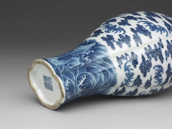 青花雲蝠海棠式貫耳瓶