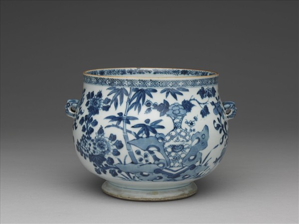 青花博古花卉獸耳爐