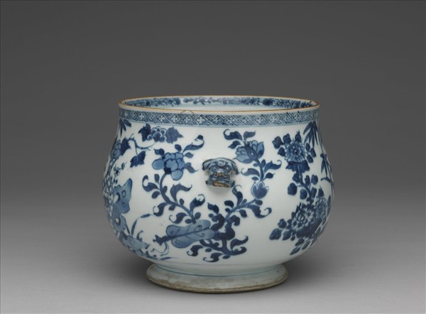 青花博古花卉獸耳爐