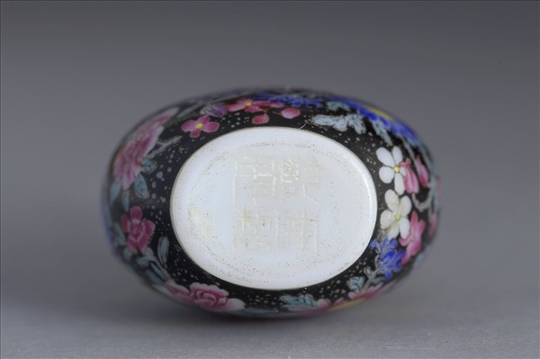 玻璃胎畫琺瑯黑地百花錦紋鼻煙壺