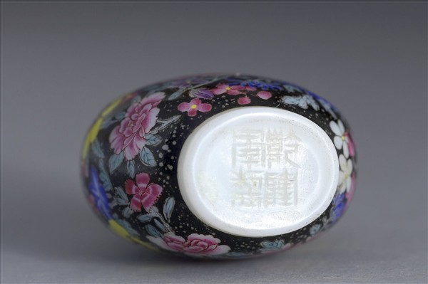 玻璃胎畫琺瑯黑地百花錦紋鼻煙壺