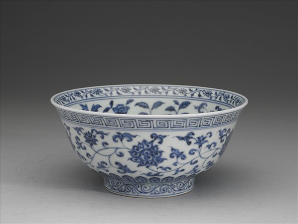 青花纏枝花卉紋碗