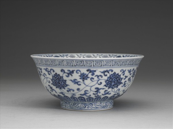 青花纏枝花卉紋碗