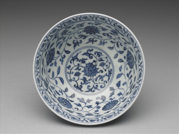 青花纏枝花卉紋碗