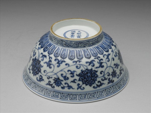 青花纏枝花卉紋碗