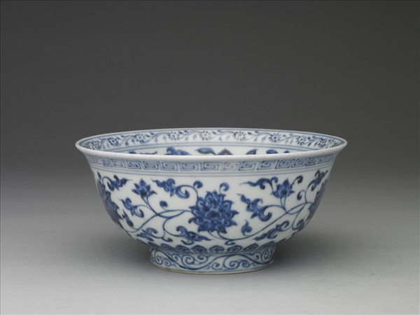 青花纏枝花卉紋碗