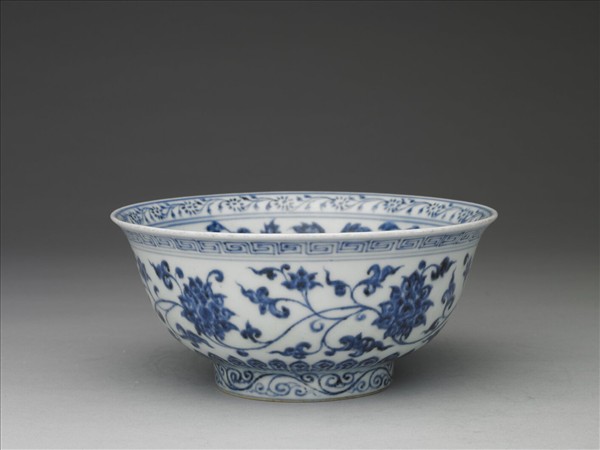 青花纏枝花卉紋碗