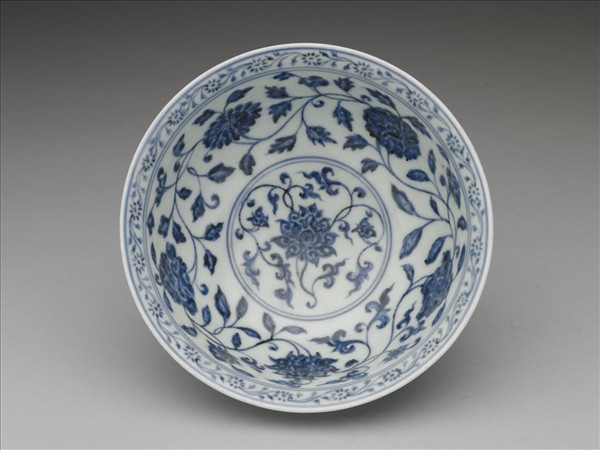 青花纏枝花卉紋碗