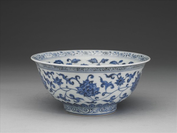 青花纏枝花卉紋碗
