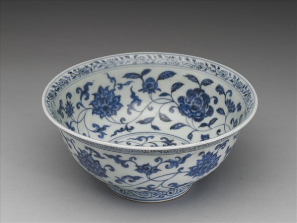 青花纏枝花卉紋碗