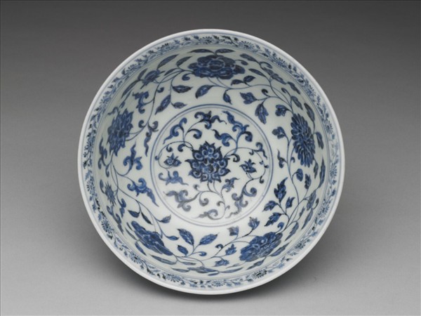 青花纏枝花卉紋碗