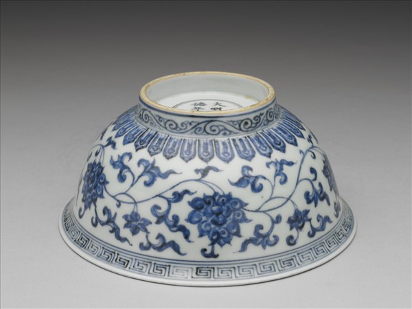 青花纏枝花卉紋碗