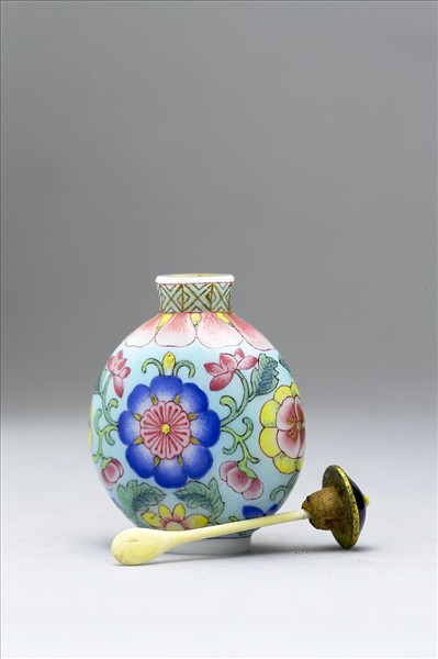 玻璃胎畫琺瑯天藍地花卉紋鼻煙壺