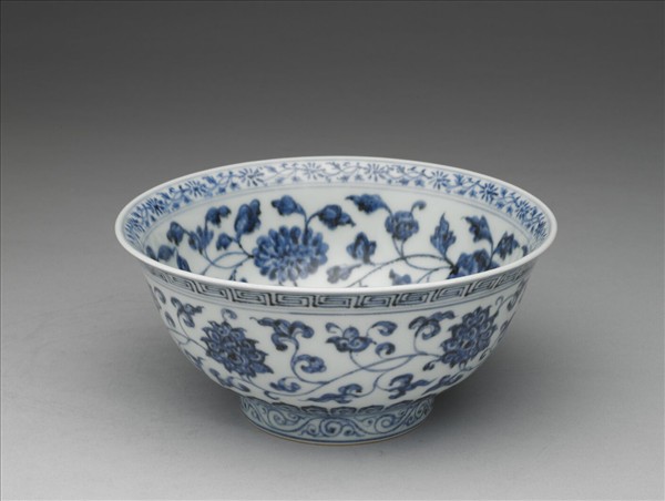 青花纏枝花卉紋碗