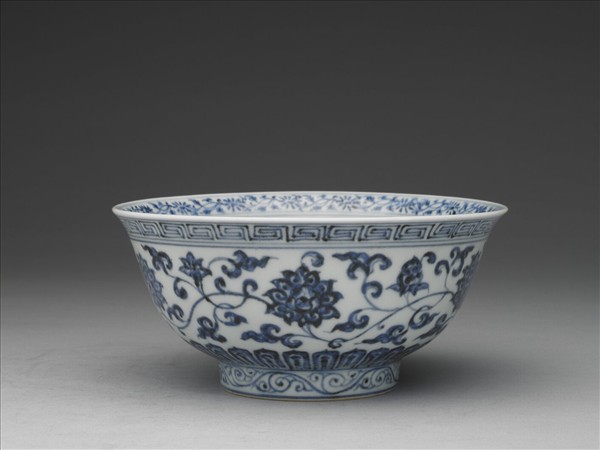 青花纏枝花卉紋碗
