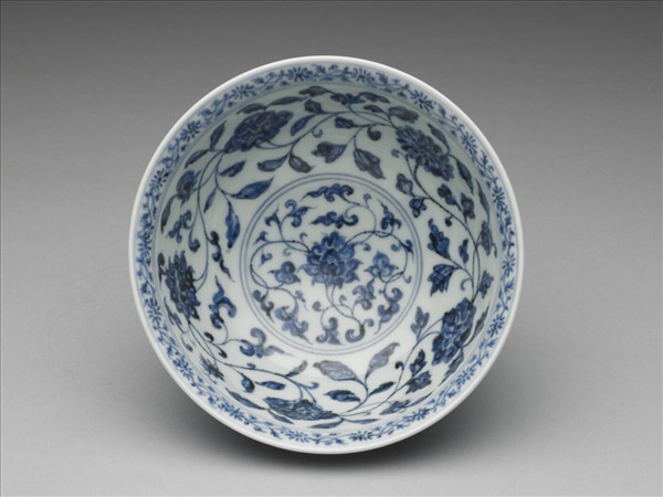 青花纏枝花卉紋碗