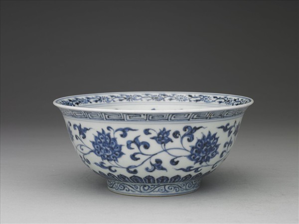 青花纏枝花卉紋碗