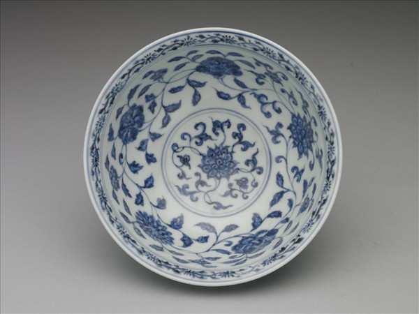 青花纏枝花卉紋碗
