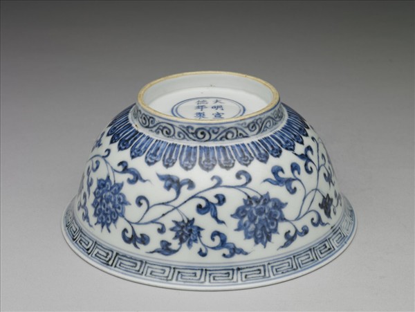 青花纏枝花卉紋碗