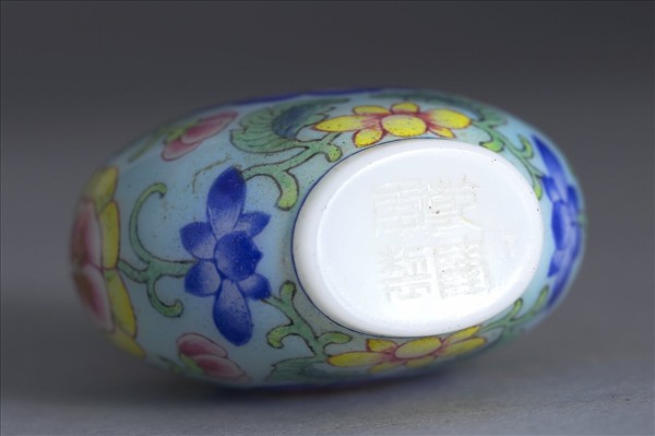 玻璃胎畫琺瑯天藍地花卉紋鼻煙壺