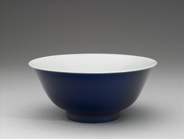 霽青釉白裡龍紋碗