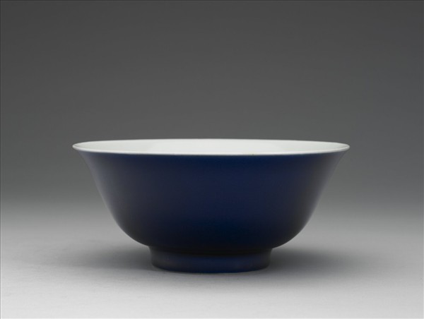 霽青釉白裡龍紋碗