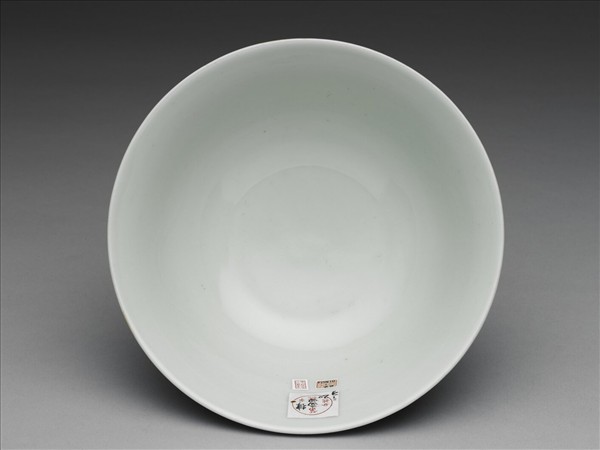 霽青釉白裡龍紋碗