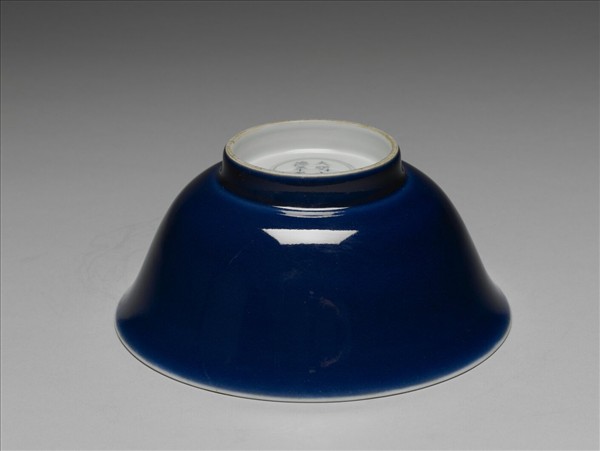 霽青釉白裡龍紋碗