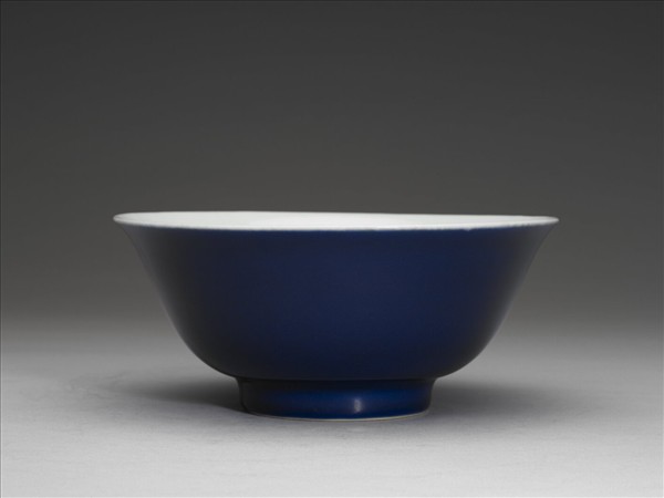 霽青釉白裡龍紋碗