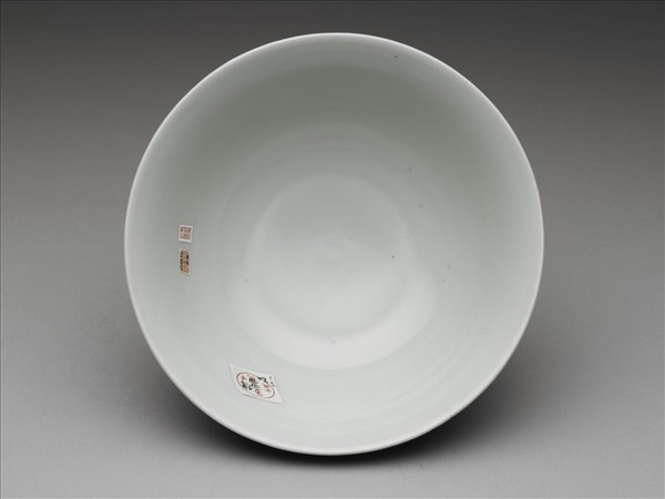 霽青釉白裡龍紋碗