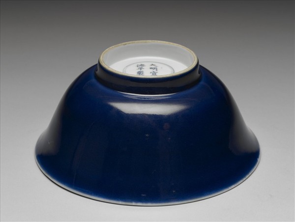 霽青釉白裡龍紋碗